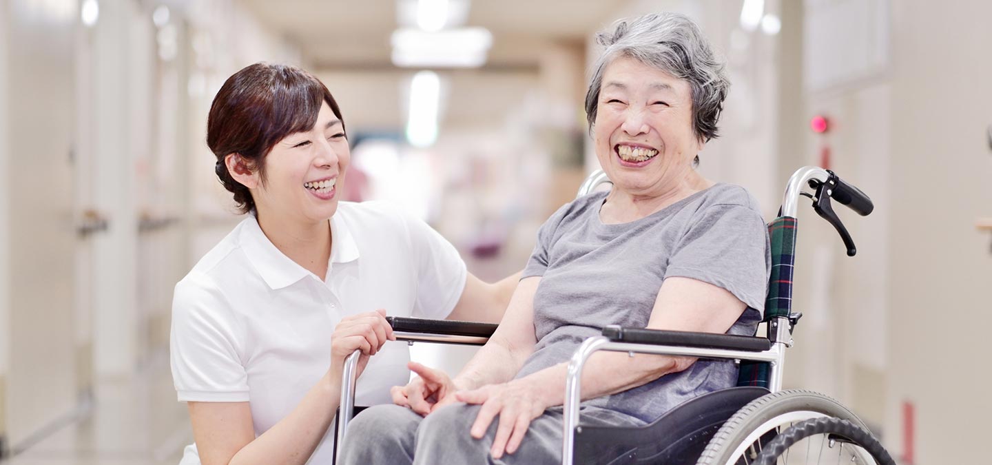 医療と介護と住まいを包括的にお年寄りの自立的な生活が続けられるような地域の健康拠点施設をめざしています。